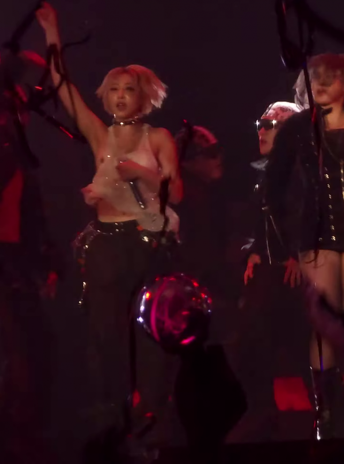 lsnkaKk5 Kpop Nip slip on stage 06.png
